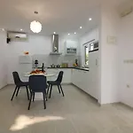 Cozy Mit Pool, Bbq-bereich, Kinderspielplatz, Babybett, Parkplatz, Klima Apartamento