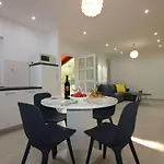 Cozy Mit Pool, Bbq-bereich, Kinderspielplatz, Babybett, Parkplatz, Klima Apartamento