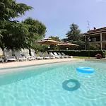Cozy Mit Pool, Bbq-bereich, Kinderspielplatz, Babybett, Parkplatz, Klima Apartamento