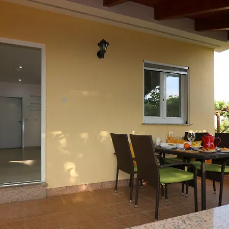 Apartman Cozy Mit Pool, Bbq-bereich, Kinderspielplatz, Babybett, Parkplatz, Klima *