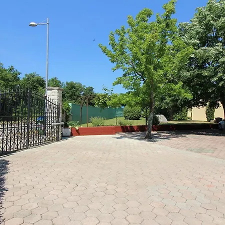 Cozy Mit Pool, Bbq-bereich, Kinderspielplatz, Babybett, Parkplatz, Klima *