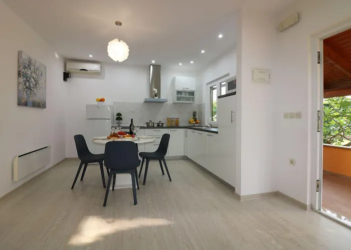 Cozy Mit Pool, Bbq-bereich, Kinderspielplatz, Babybett, Parkplatz, Klima Apartman