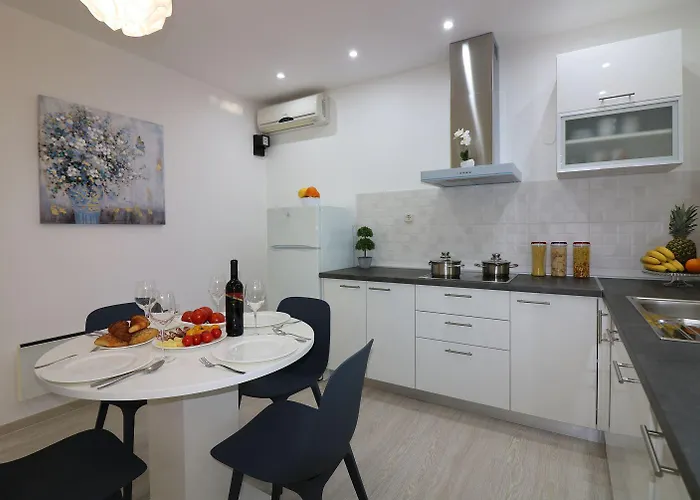 Cozy Mit Pool, Bbq-bereich, Kinderspielplatz, Babybett, Parkplatz, Klima Poreč