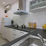 Apartment Cozy Mit Pool, Bbq-bereich, Kinderspielplatz, Babybett, Parkplatz, Klima