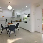 Apartment Cozy Mit Pool, Bbq-bereich, Kinderspielplatz, Babybett, Parkplatz, Klima