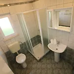 Cozy Mit Pool, Bbq-bereich, Kinderspielplatz, Babybett, Parkplatz, Klima Apartment