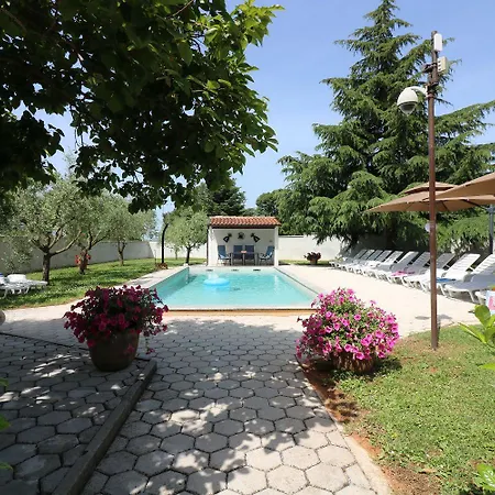 Apartmán Cozy Mit Pool, Bbq-bereich, Kinderspielplatz, Babybett, Parkplatz, Klima Poreč