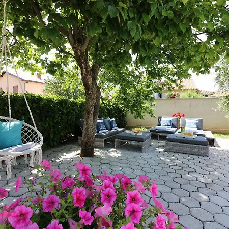 Cozy Mit Pool, Bbq-bereich, Kinderspielplatz, Babybett, Parkplatz, Klima Apartament *