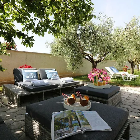 Cozy Mit Pool, Bbq-bereich, Kinderspielplatz, Babybett, Parkplatz, Klima * Poreč