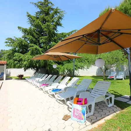 Cozy Mit Pool, Bbq-bereich, Kinderspielplatz, Babybett, Parkplatz, Klima