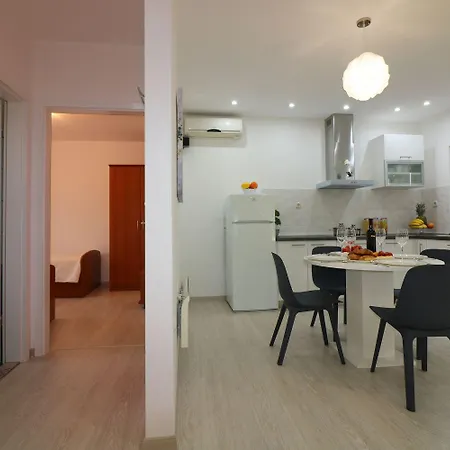 Cozy Mit Pool, Bbq-bereich, Kinderspielplatz, Babybett, Parkplatz, Klima شقة