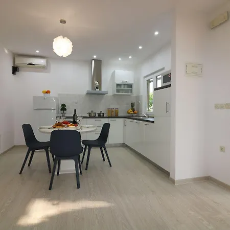 Cozy Mit Pool, Bbq-bereich, Kinderspielplatz, Babybett, Parkplatz, Klima شقة