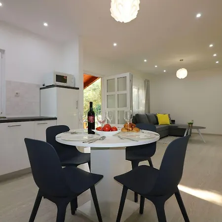 Cozy Mit Pool, Bbq-bereich, Kinderspielplatz, Babybett, Parkplatz, Klima Apartamento