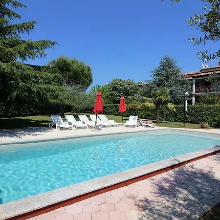 Cozy Mit Pool, Bbq-bereich, Kinderspielplatz, Babybett, Parkplatz, Klima Apartamento Poreč