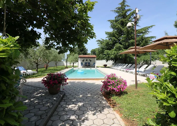 Apartmán Cozy Mit Pool, Bbq-bereich, Kinderspielplatz, Babybett, Parkplatz, Klima Poreč