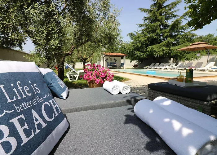 Cozy Mit Pool, Bbq-bereich, Kinderspielplatz, Babybett, Parkplatz, Klima Poreč