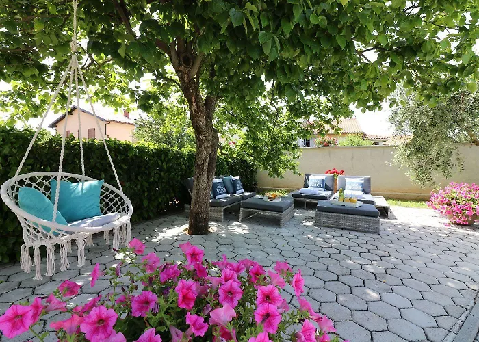 Cozy Mit Pool, Bbq-bereich, Kinderspielplatz, Babybett, Parkplatz, Klima Apartmán *