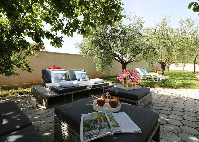 Cozy Mit Pool, Bbq-bereich, Kinderspielplatz, Babybett, Parkplatz, Klima * Poreč