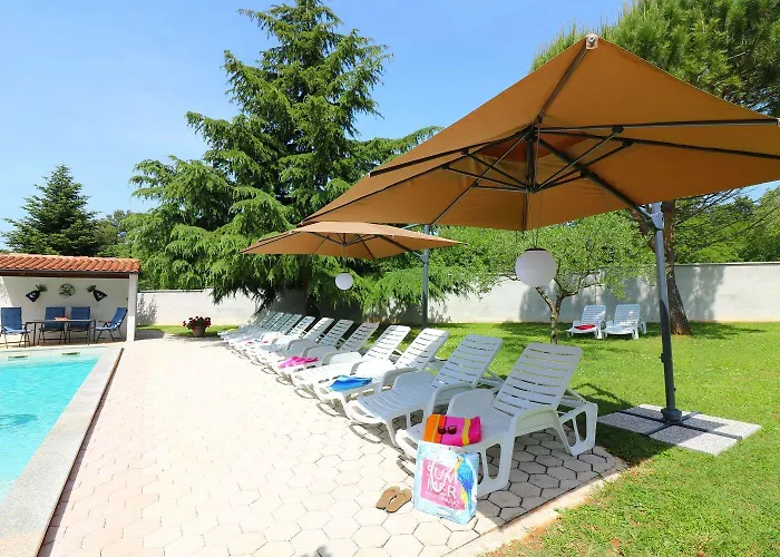Cozy Mit Pool, Bbq-bereich, Kinderspielplatz, Babybett, Parkplatz, Klima