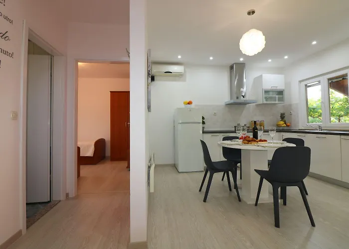 Cozy Mit Pool, Bbq-bereich, Kinderspielplatz, Babybett, Parkplatz, Klima Apartament