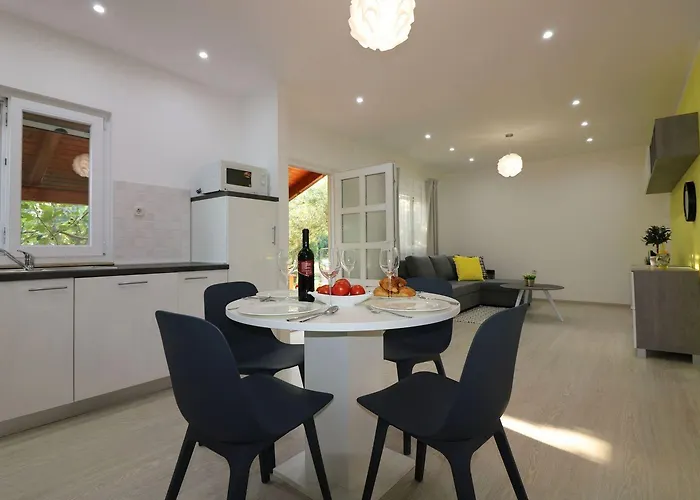 Cozy Mit Pool, Bbq-bereich, Kinderspielplatz, Babybett, Parkplatz, Klima Apartament