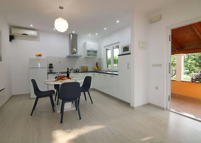 Apartament Cozy Mit Pool, Bbq-bereich, Kinderspielplatz, Babybett, Parkplatz, Klima