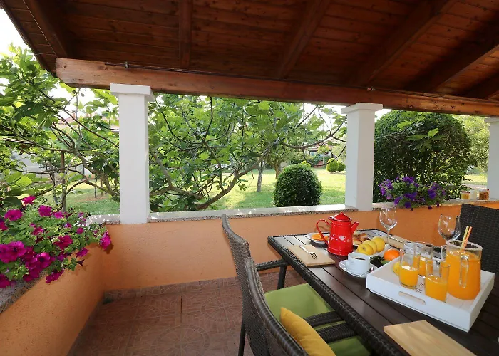 Cozy Mit Pool, Bbq-bereich, Kinderspielplatz, Babybett, Parkplatz, Klima Poreč