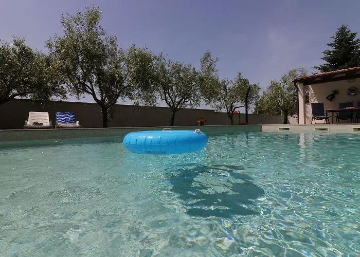 Apartament Cozy Mit Pool, Bbq-bereich, Kinderspielplatz, Babybett, Parkplatz, Klima