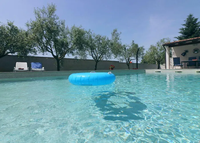 Apartmán Cozy Mit Pool, Bbq-bereich, Kinderspielplatz, Babybett, Parkplatz, Klima Poreč