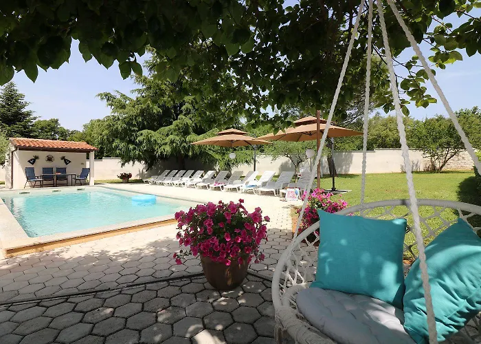 Cozy Mit Pool, Bbq-bereich, Kinderspielplatz, Babybett, Parkplatz, Klima Apartament *