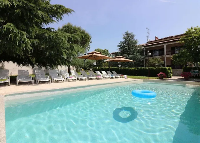 Cozy Mit Pool, Bbq-bereich, Kinderspielplatz, Babybett, Parkplatz, Klima Apartament