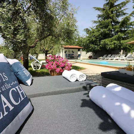 Cozy Mit Pool, Bbq-bereich, Kinderspielplatz, Babybett, Parkplatz, Klima Porec