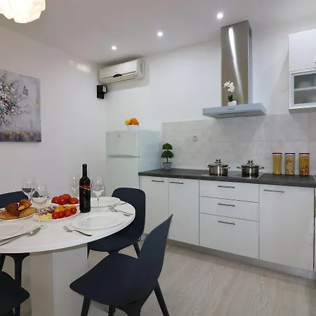 Cozy Mit Pool, Bbq-bereich, Kinderspielplatz, Babybett, Parkplatz, Klima Porec